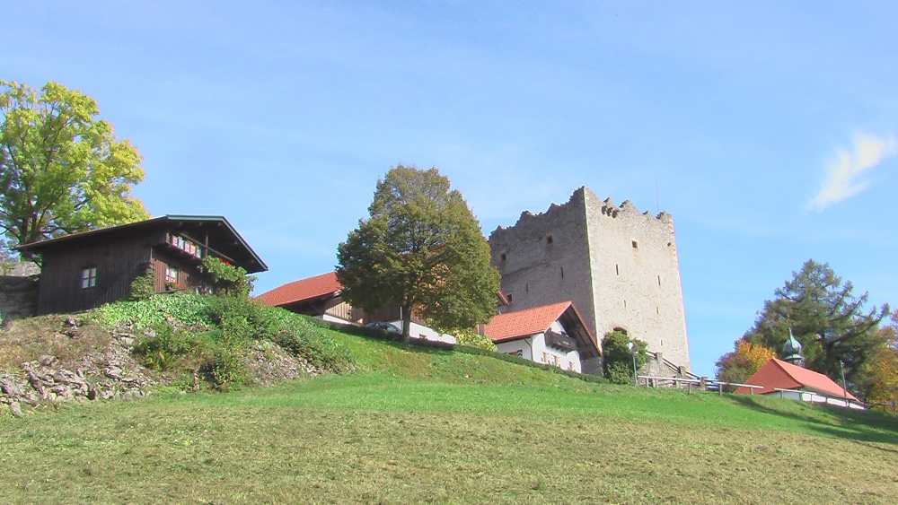 Blick zum Burgturm und Ferienhaus
